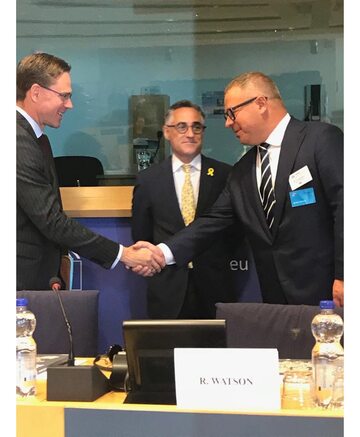 Maciej Adamkiewicz, Prezes Zarządu Adamed Pharma S.A. (po prawej) przyjmuje gratulacje od Jyrki Katainena, Wiceprzewodniczącego Komisji Europejskiej ds. Zatrudnienia, Wzrostu, Inwestycji i Konkurencyjności (o lewej)