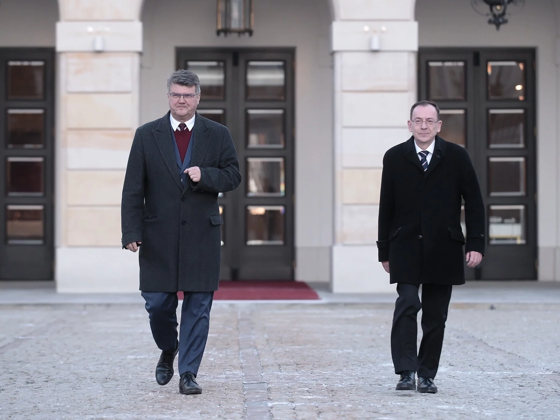 Były szef CBA i były minister spraw wewnętrznych Mariusz Kamiński (P) oraz jego były zastępca Maciej Wąsik (L) przed Pałacem Przezydenckim w Warszawie