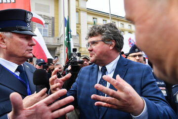 Maciej Wąsik wśród protestujących
