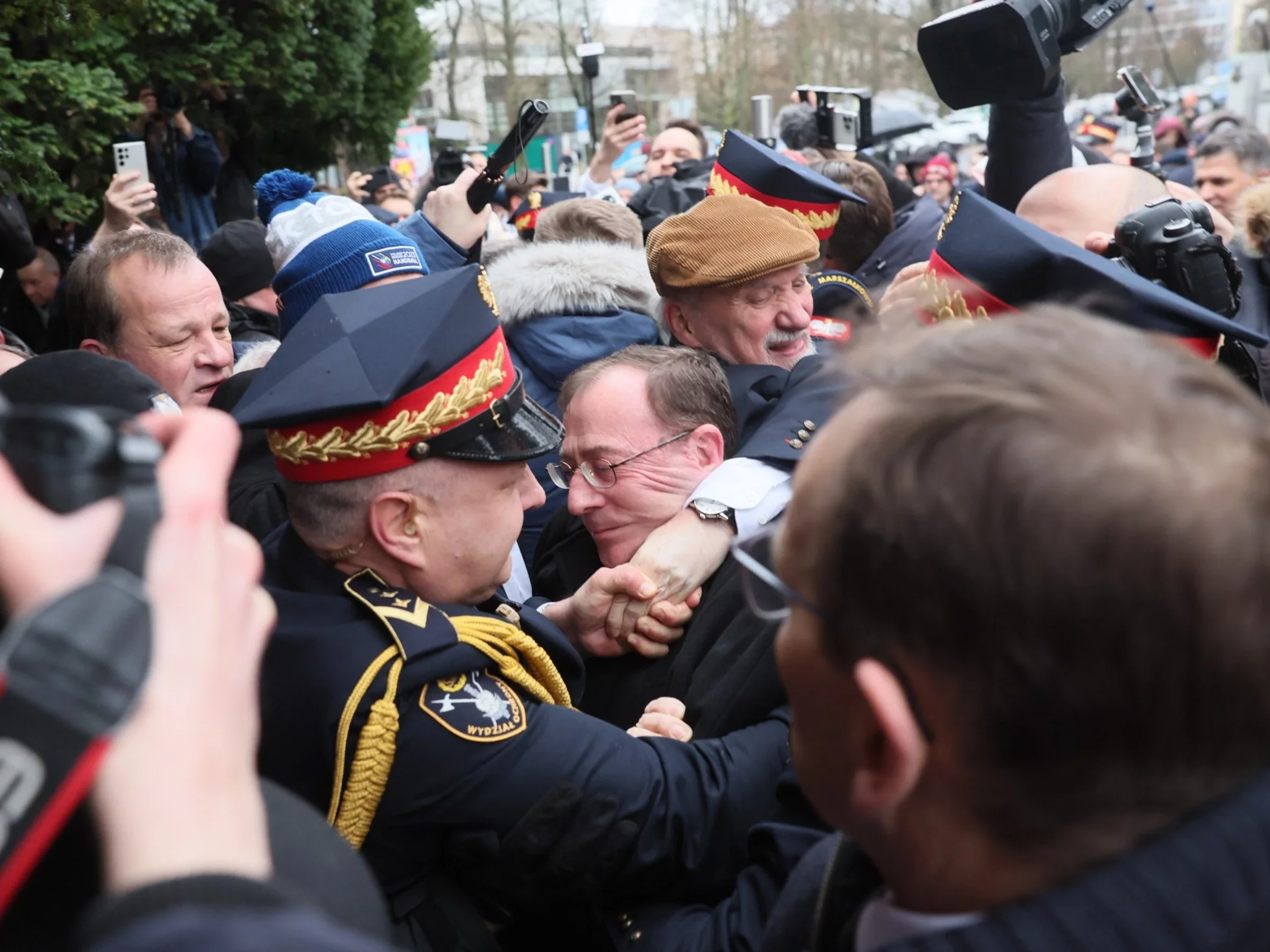 Mariusz Kamiński i Antoni Macierewicz w tłumie przed Sejmem