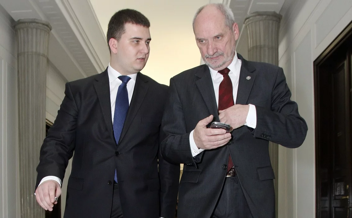 Bartłomiej Misiewicz, Antoni Macierewicz