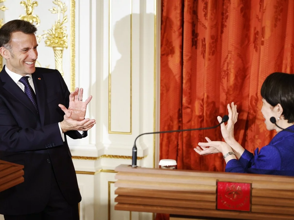 Nagranie z konferencji Macrona podbija sieć. Odwołał się do kultowej mangi