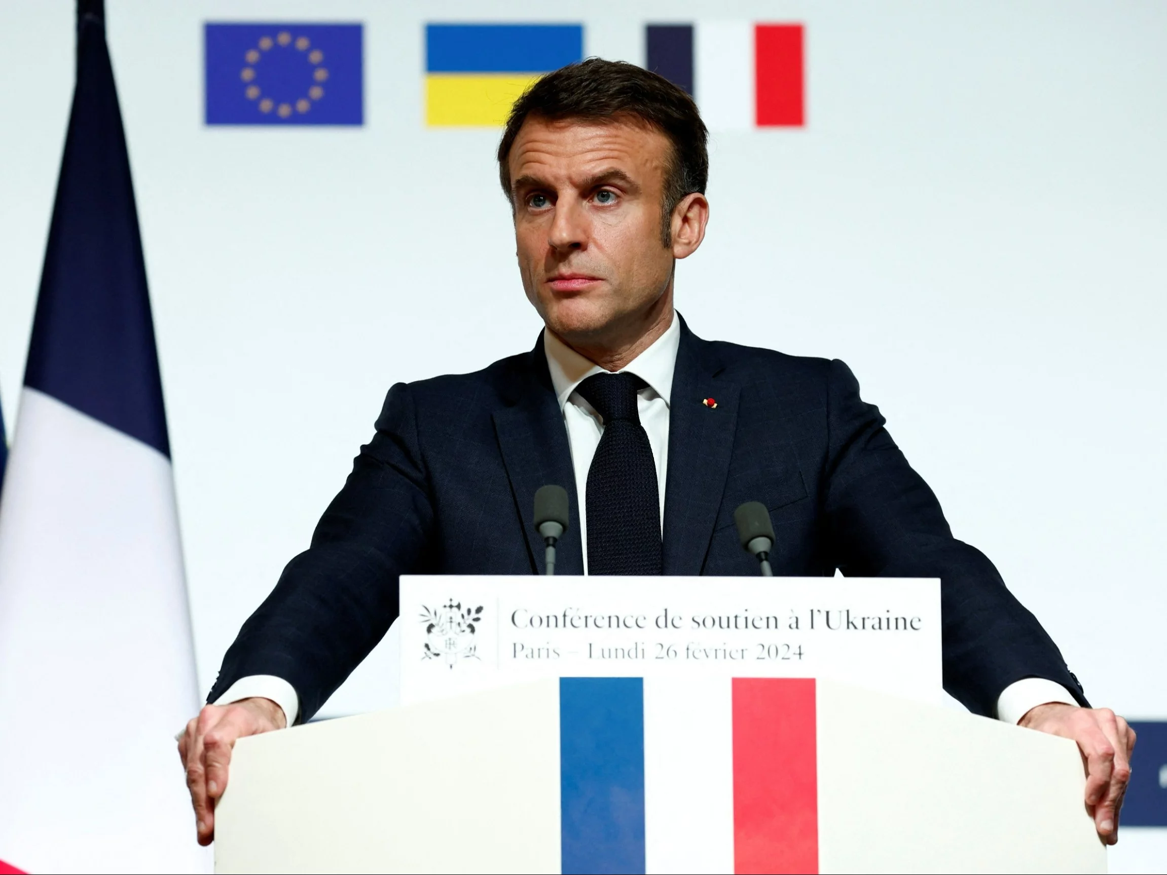 Emmanuel Macron podczas konferencji w Paryżu