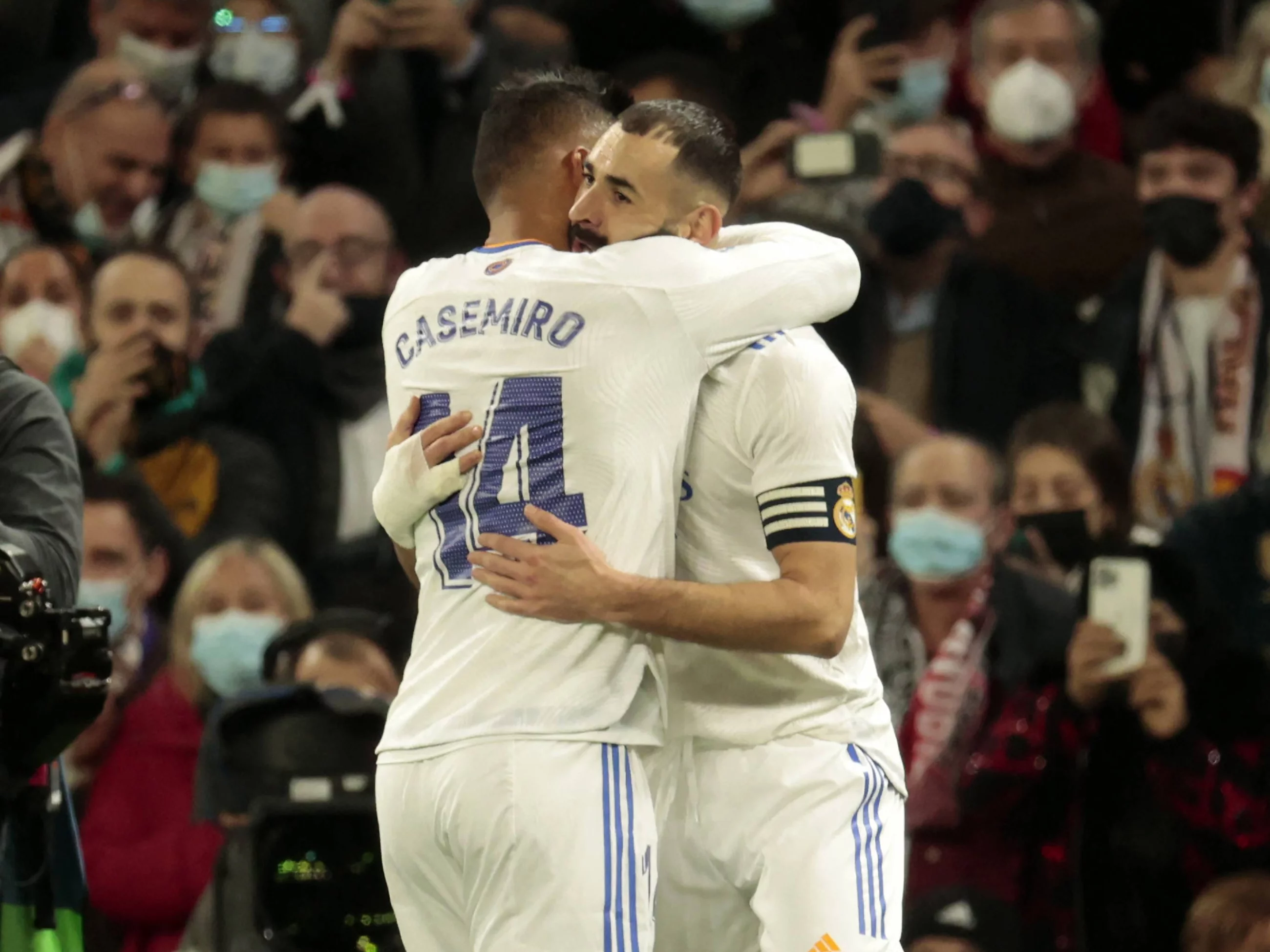 Karim Benzema z Casemiro po bramce