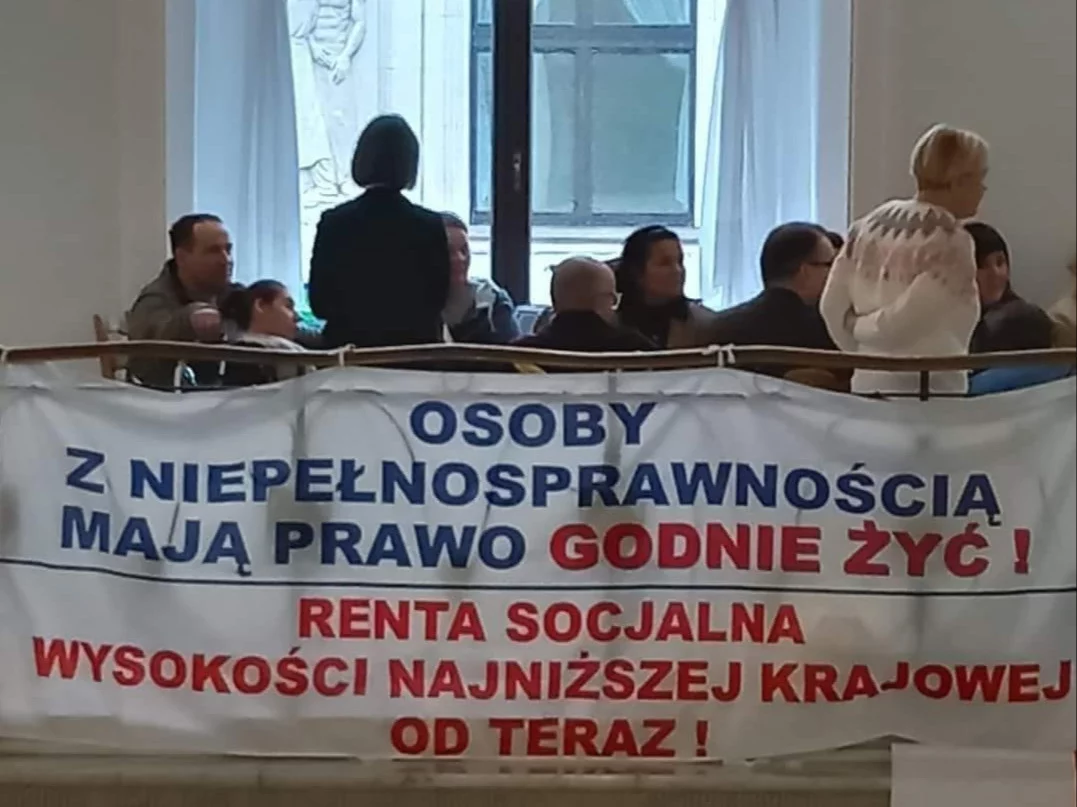 Protest osób niepełnosprawnych i ich opiekunów, zdjęcie ilustracyjne