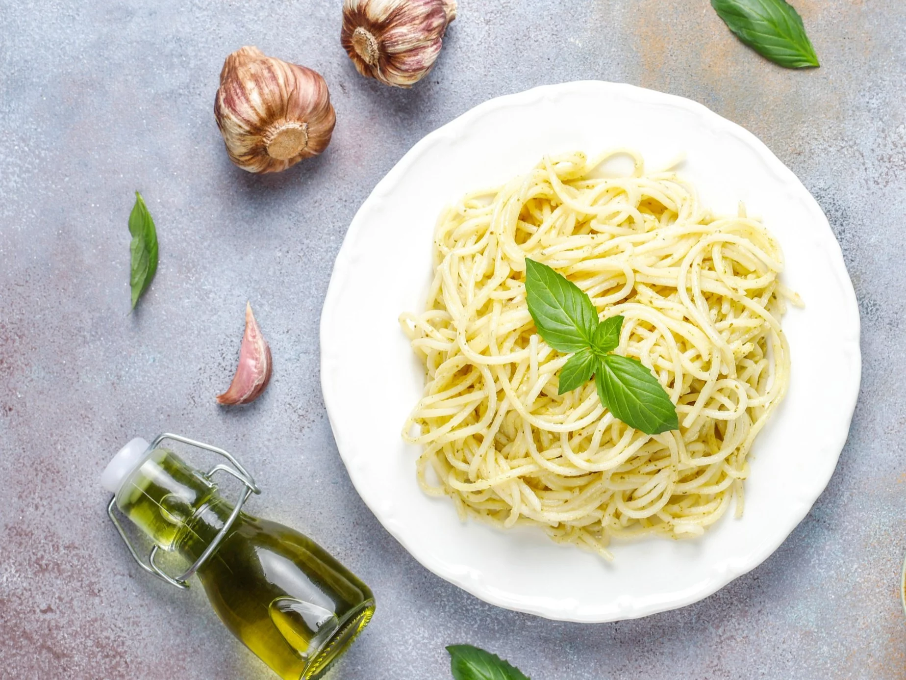 Makaron aglio olio na talerzu