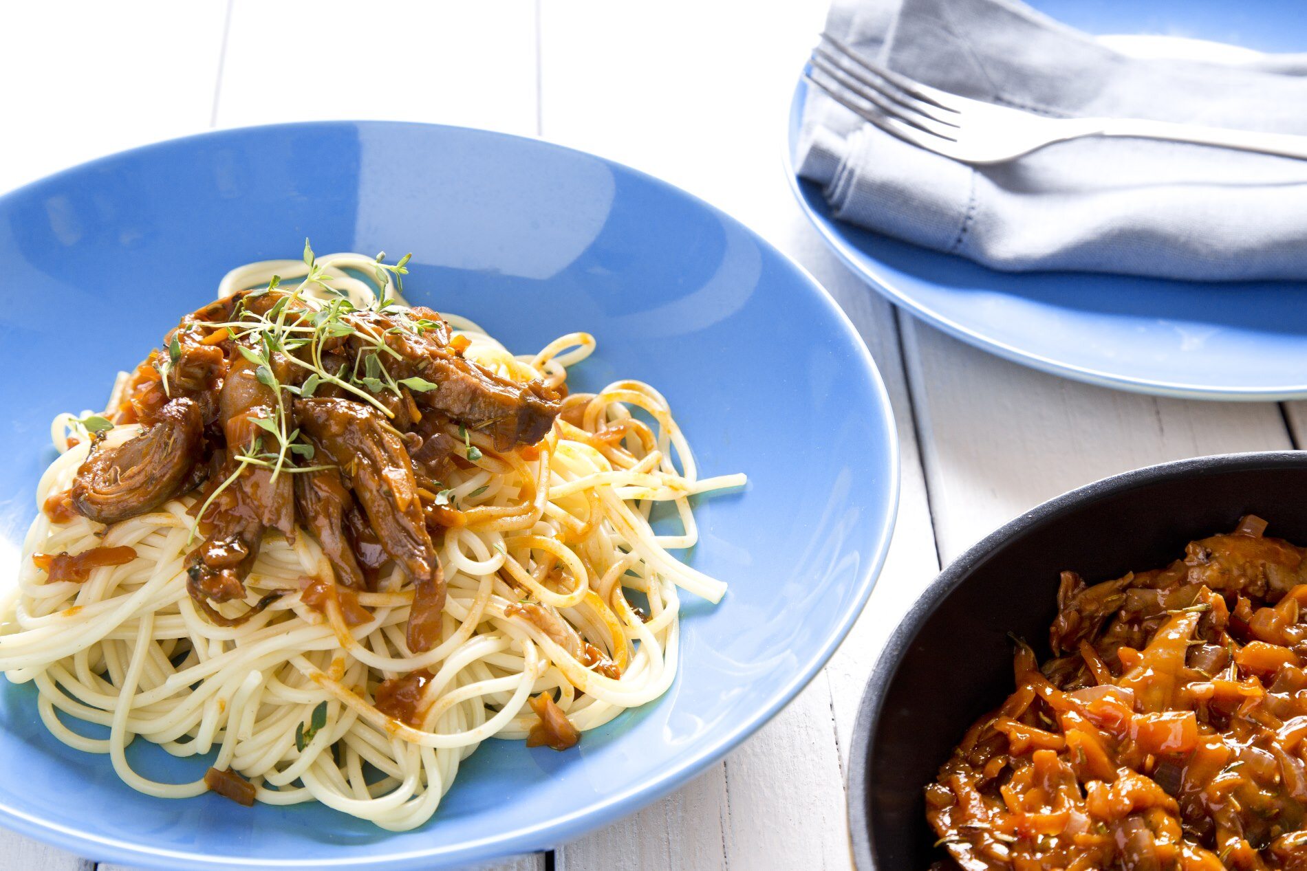 Makaron spaghetti z kaczką pieczoną oraz sosem ze słodkiego czerwonego wina