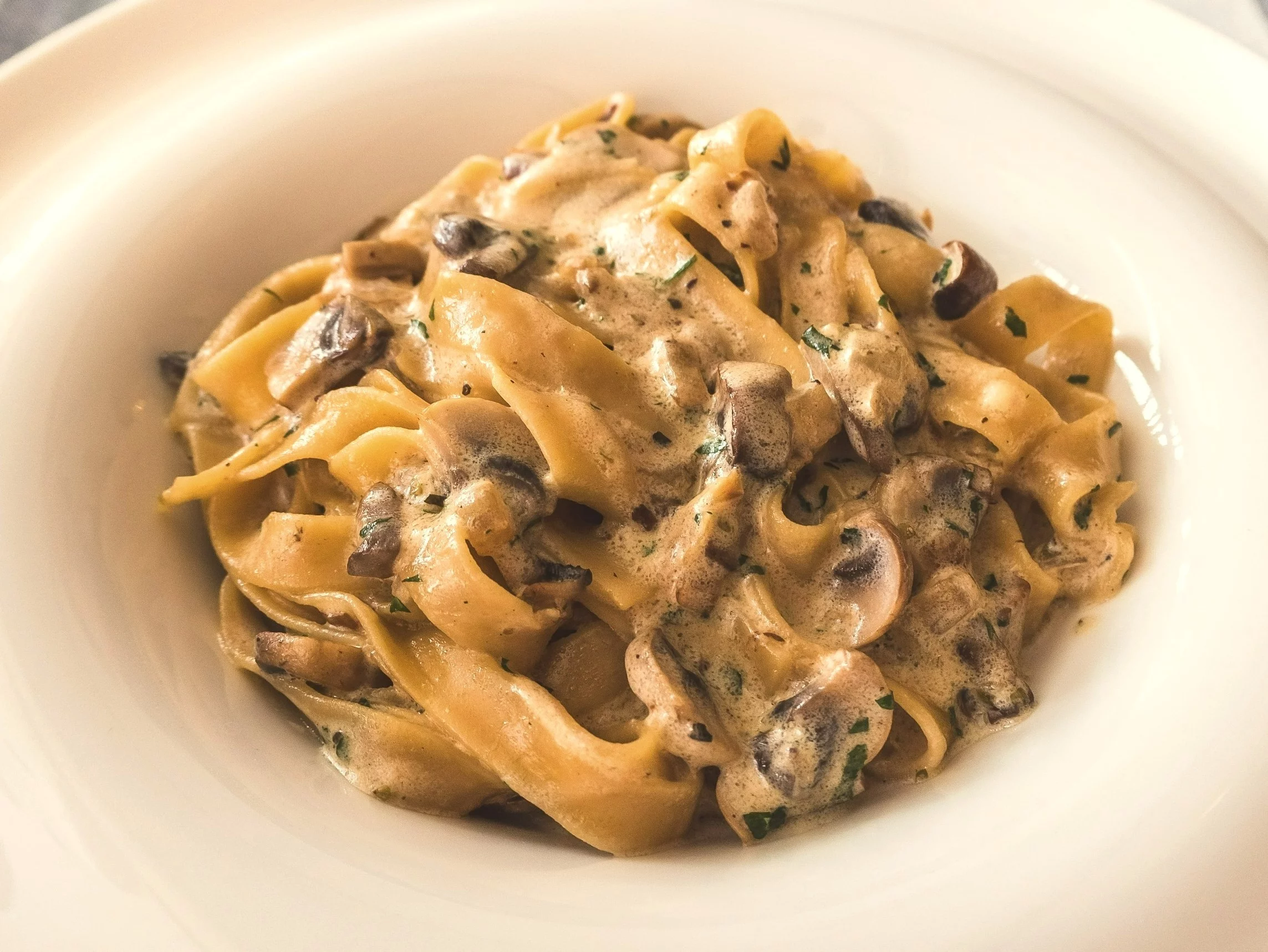 Makaron z sosem pieczarkowym
