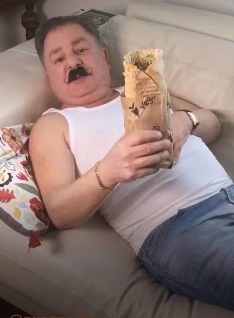 Robert Makłowicz z kebabem