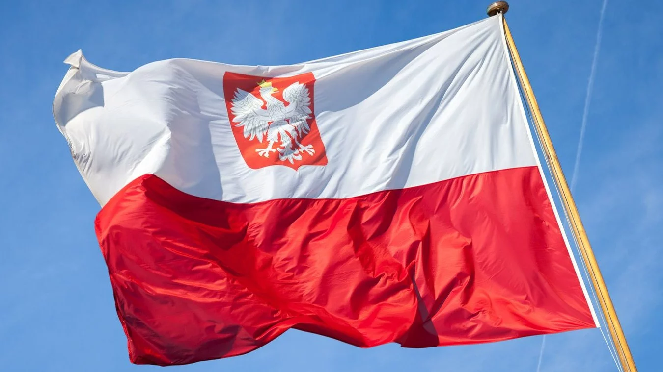 Biało-czerwona flaga z naniesionym na nią godłem