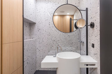 Mała łazienka przedzielona szybą, za umywalką znajduje się prysznic, projekt Justyna Kolasińska