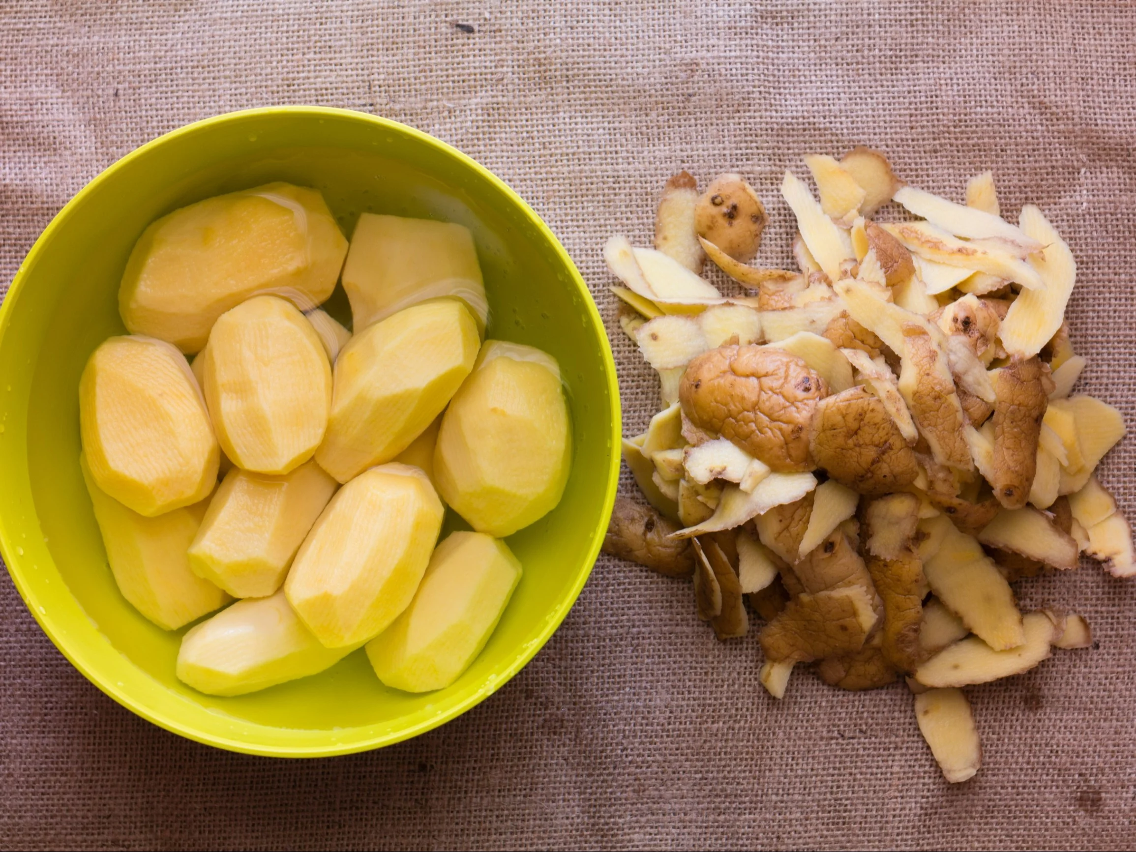 Obrane ziemniaki w misce