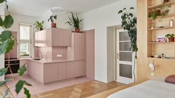 Małe mieszkanie w kolorze różowym, projekt NEUHÄUSL HUNAL