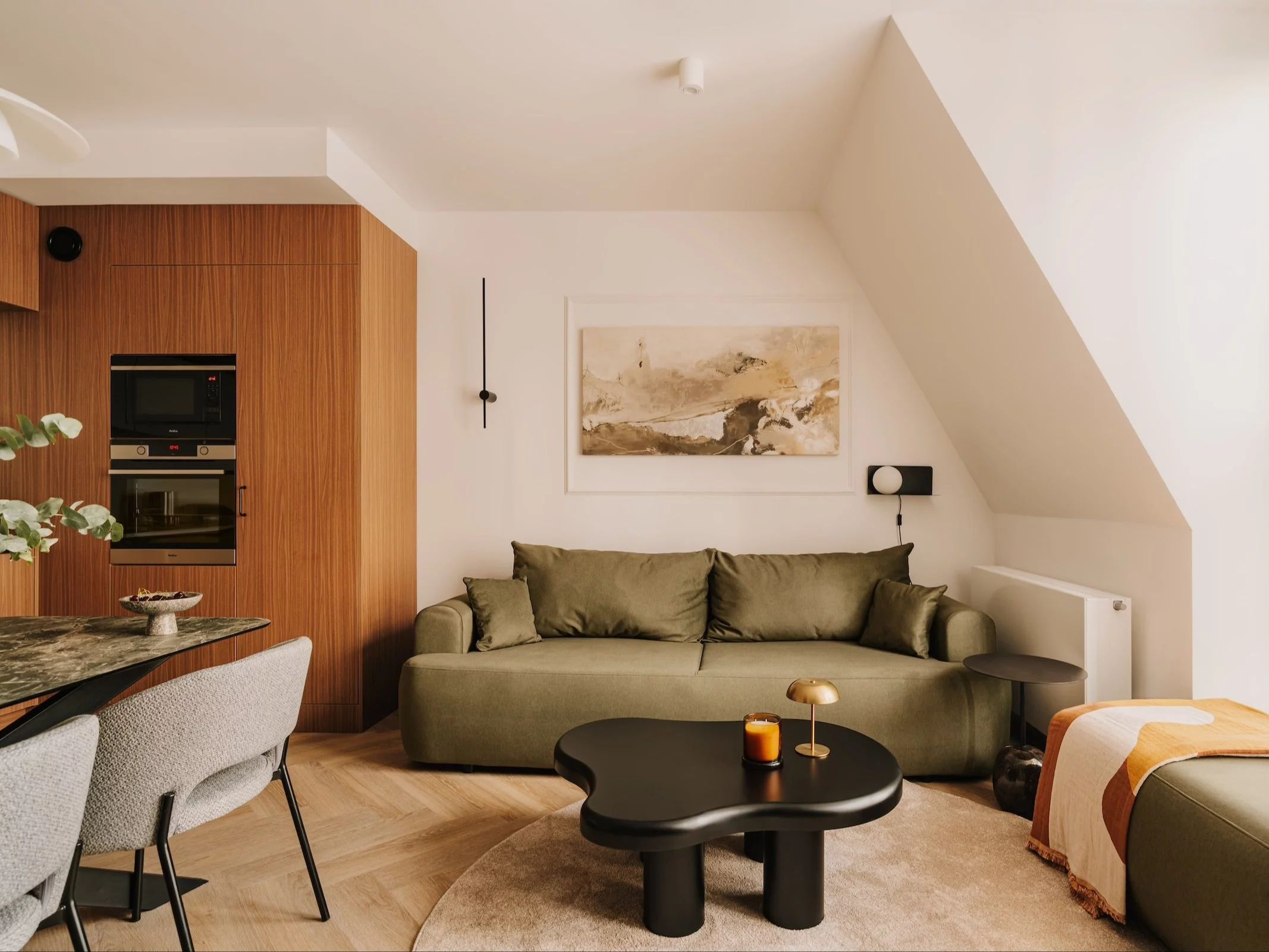 Mid-century modern w nowoczesnym wydaniu. Apartament projektu MOIE studio na Kępie Mieszczańskiej