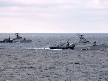 Małe okręty Floty Czarnomorskiej podczas wspólnych ćwiczeń floty północnej i czarnomorskiej na Morzu Czarnym, zdjęcie ilustracyjne