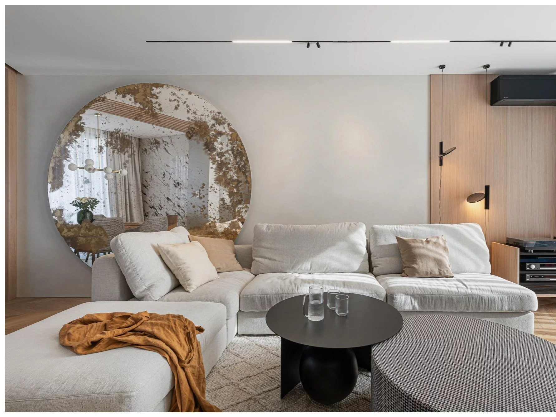 Przestrzeń salonu optycznie powiększa duże lustro. Projekt: Maka Architekci