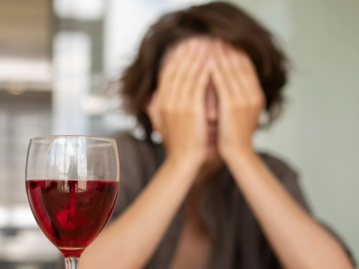 Alkohol prowadzi m. in. do wielu zaburzeń psychicznych