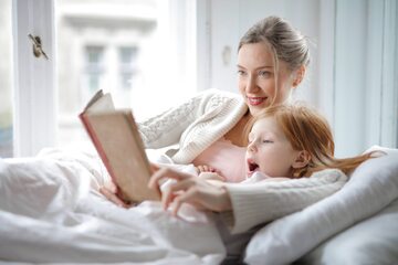Mama czytająca dziecku bajkę