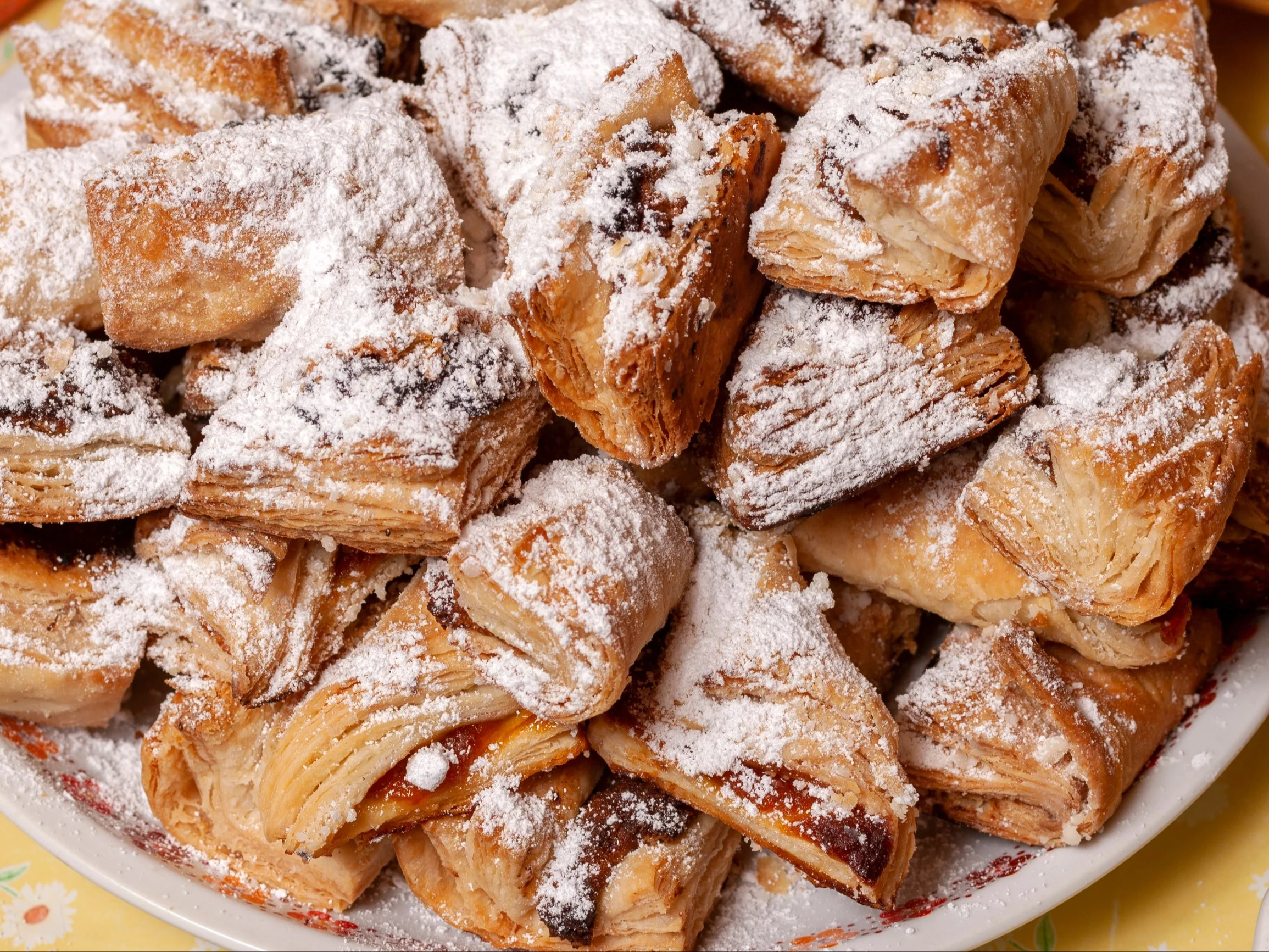 Kieszonki z ciasta francuskiego z dżemem