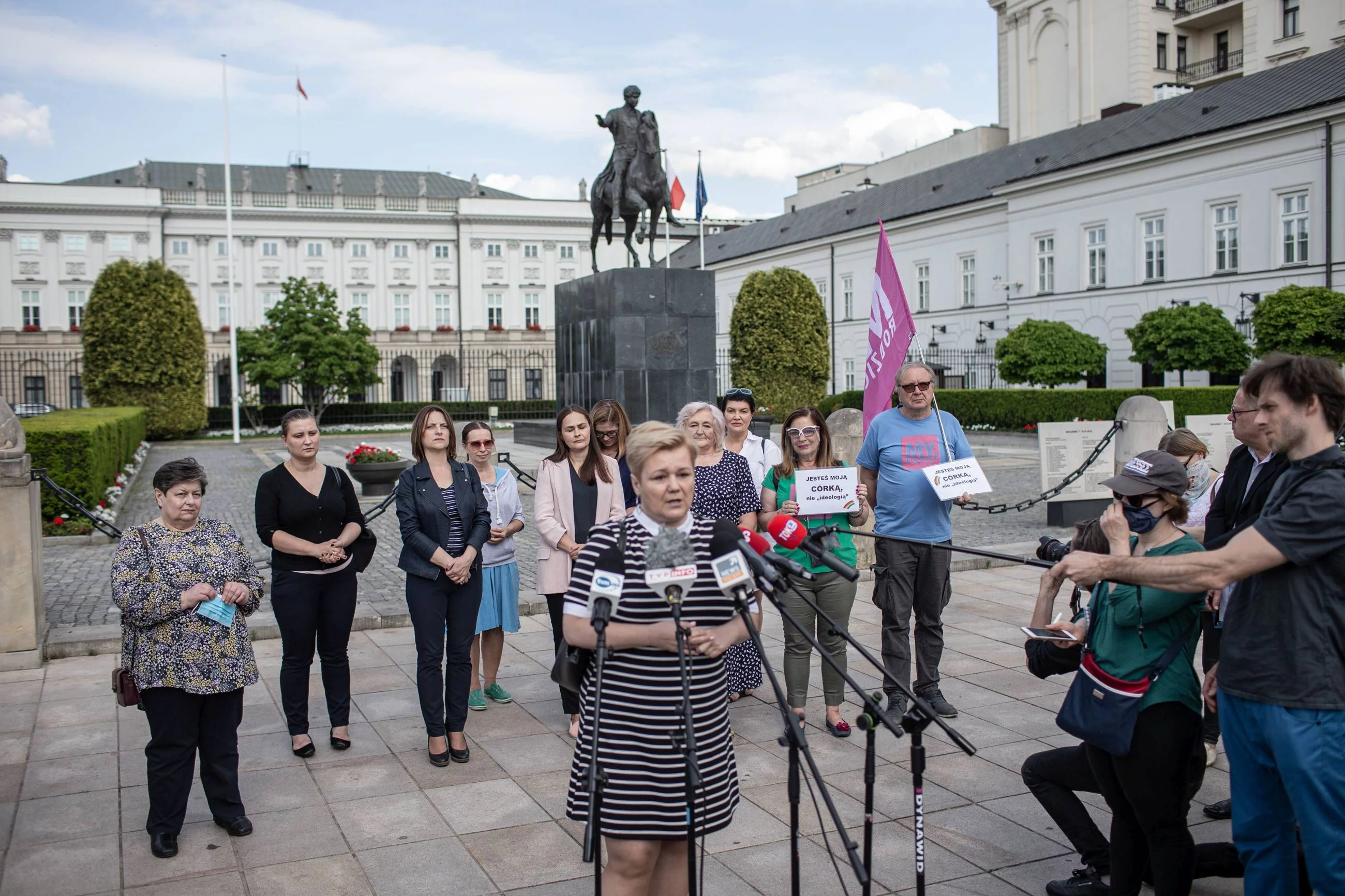 Mamy osób LGBT przed Pałacem Prezydenckim