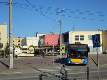 MAN Lion's City #11 należący do MZK Starachowice na linii nr A w kierunku Starachowic, na pętli przy Alejach Niepodległości w Skarżysku-Kamiennej.