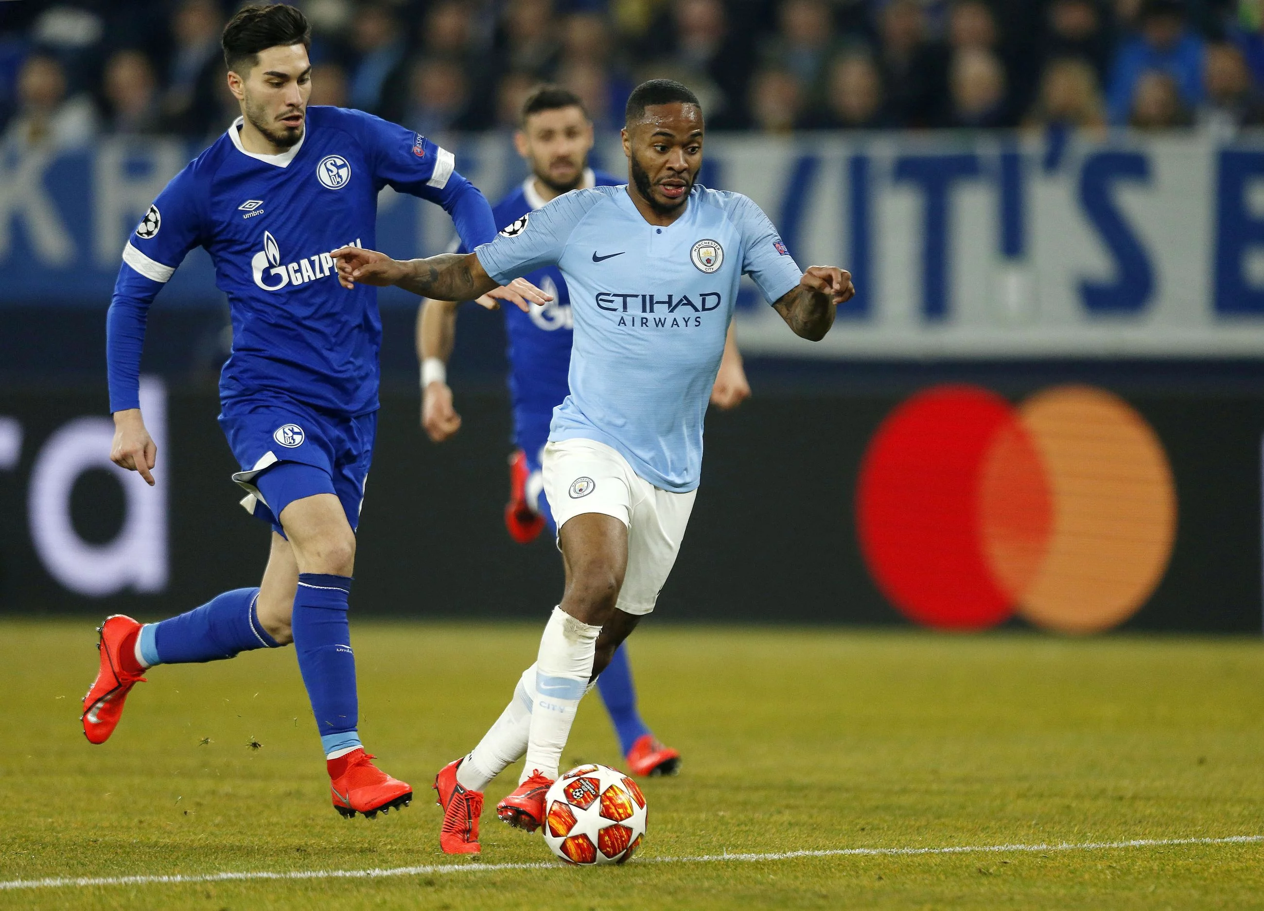 Raheem Sterling w starciu z Suatem Serdarem