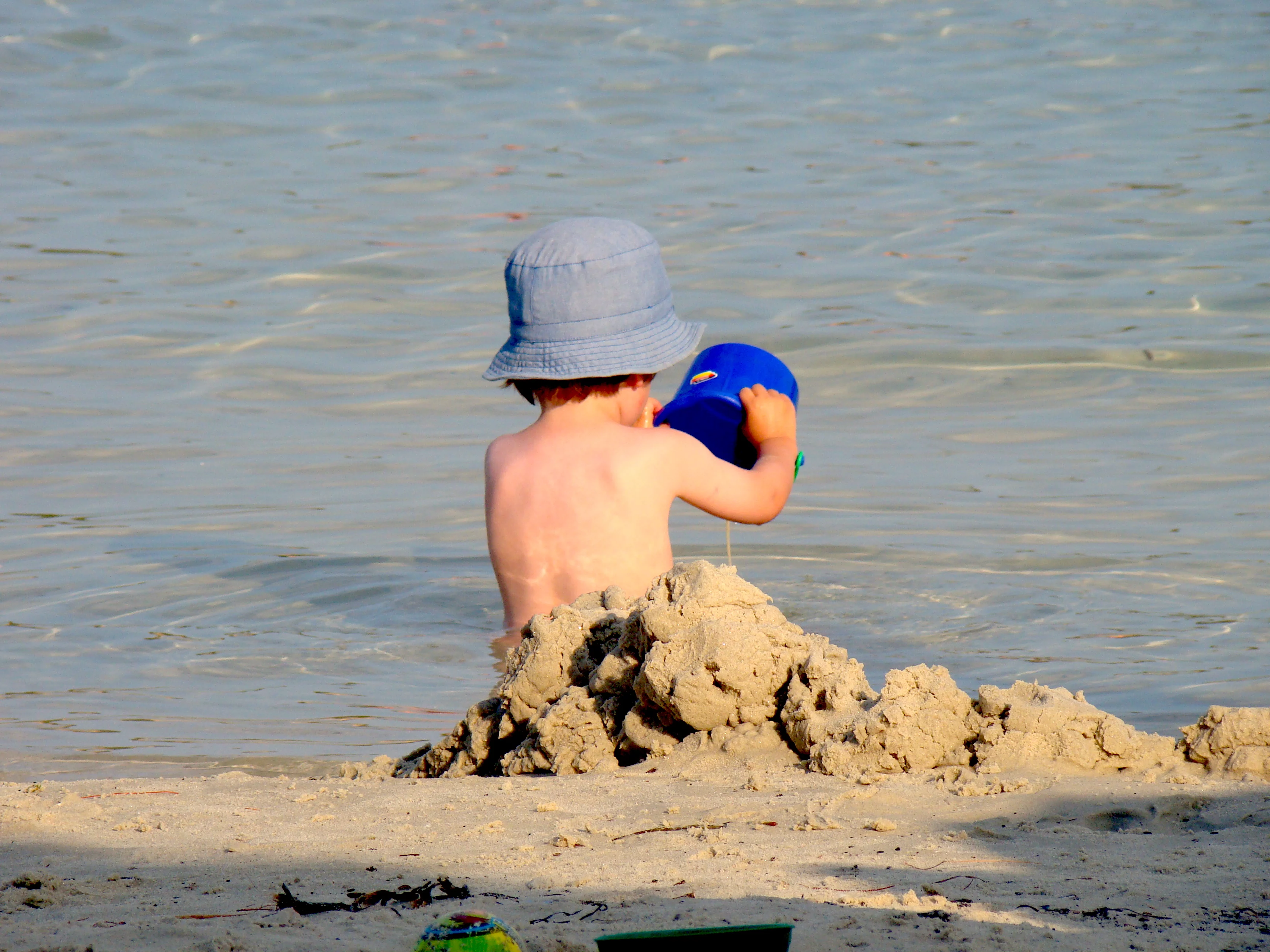 Zabawa na plaży, zdjęcie ilustracyjne