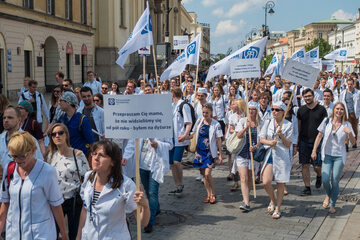 MANIFESTACJA POROZUMIENIA MŁODYCH LEKARZY REZYDENTÓW