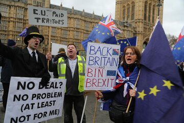Manifestacja przed brytyjskim parlamentem
