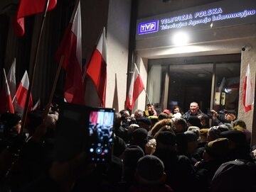 Manifestacja w obronie TVP na placu Powstańców Warszawy w Warszawie, 14 grudnia