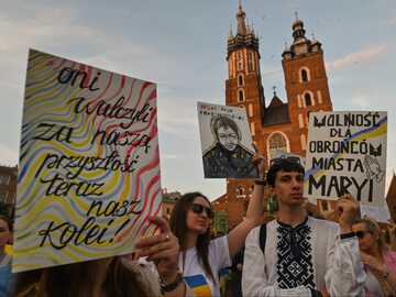 Manifestacja w sprawie uwolnienia przez Rosjan obrońców Mariupola. Rynek w Krakowie, 25 czerwca.