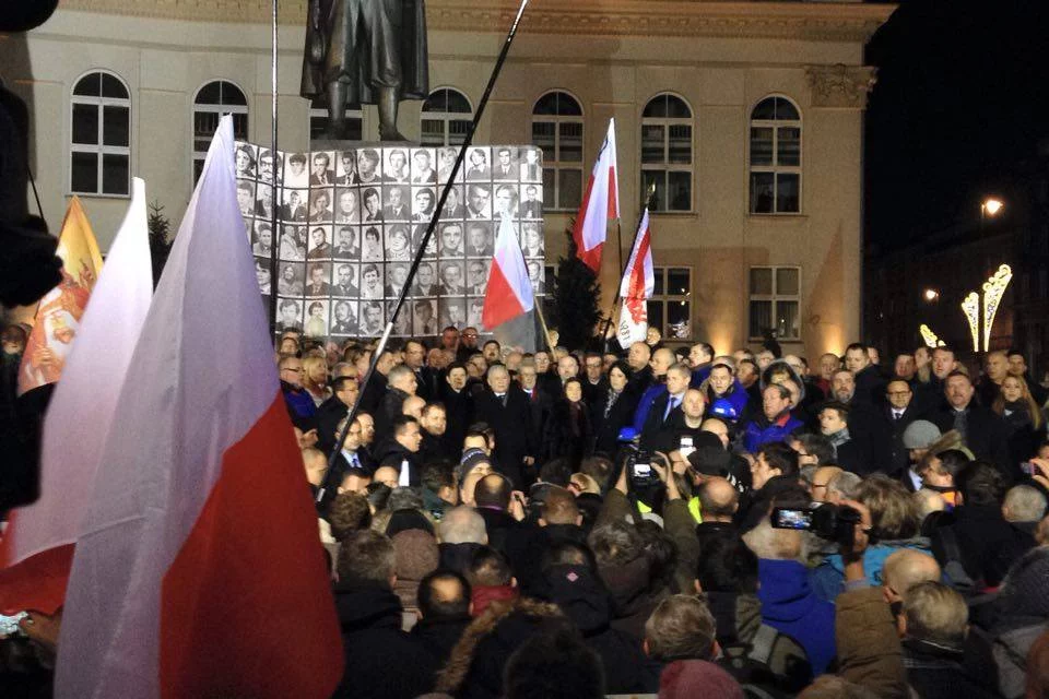 Początek manifestacji Prawa i Sprawiedliwości (pl. Trzech Krzyży w Warszawie)