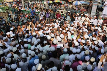 Manifestujący poparcie dla Rohingja muzułmanie z Bangladeszu