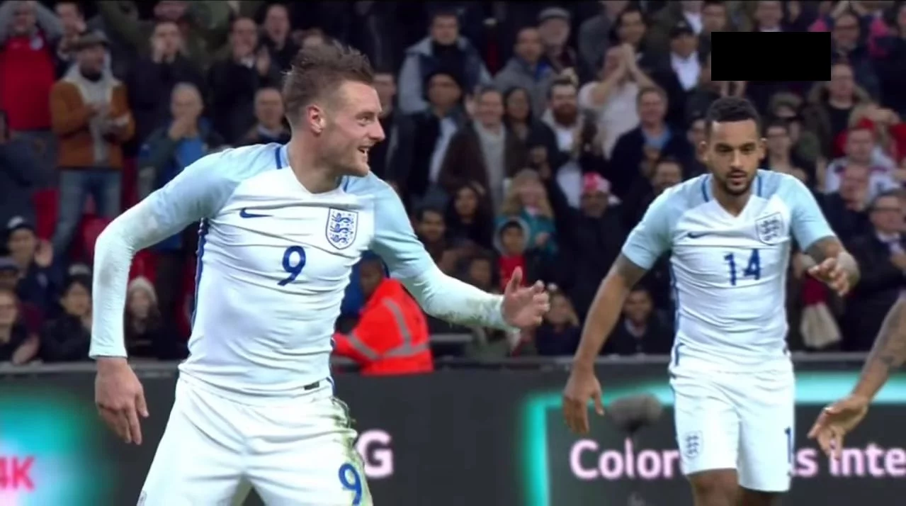 Jamie Vardy i Theo Walcott udają manekiny