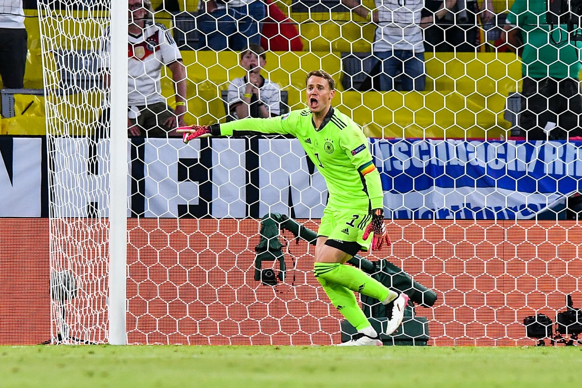 Euro 2020. Manuel Neuer założył tęczową opaskę. Sprawą ...