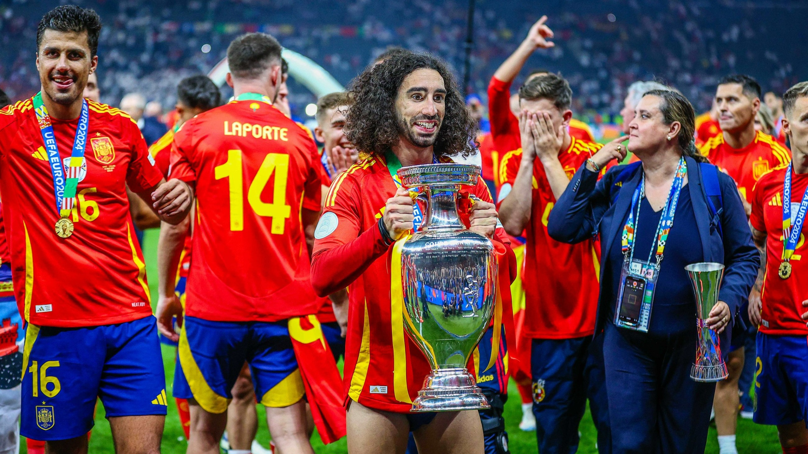 Marc Cucurella dotrzymał słowa. Mistrz Europy przefarbował swoją bujną fryzurę – Piłka nożna – Sport Wprost