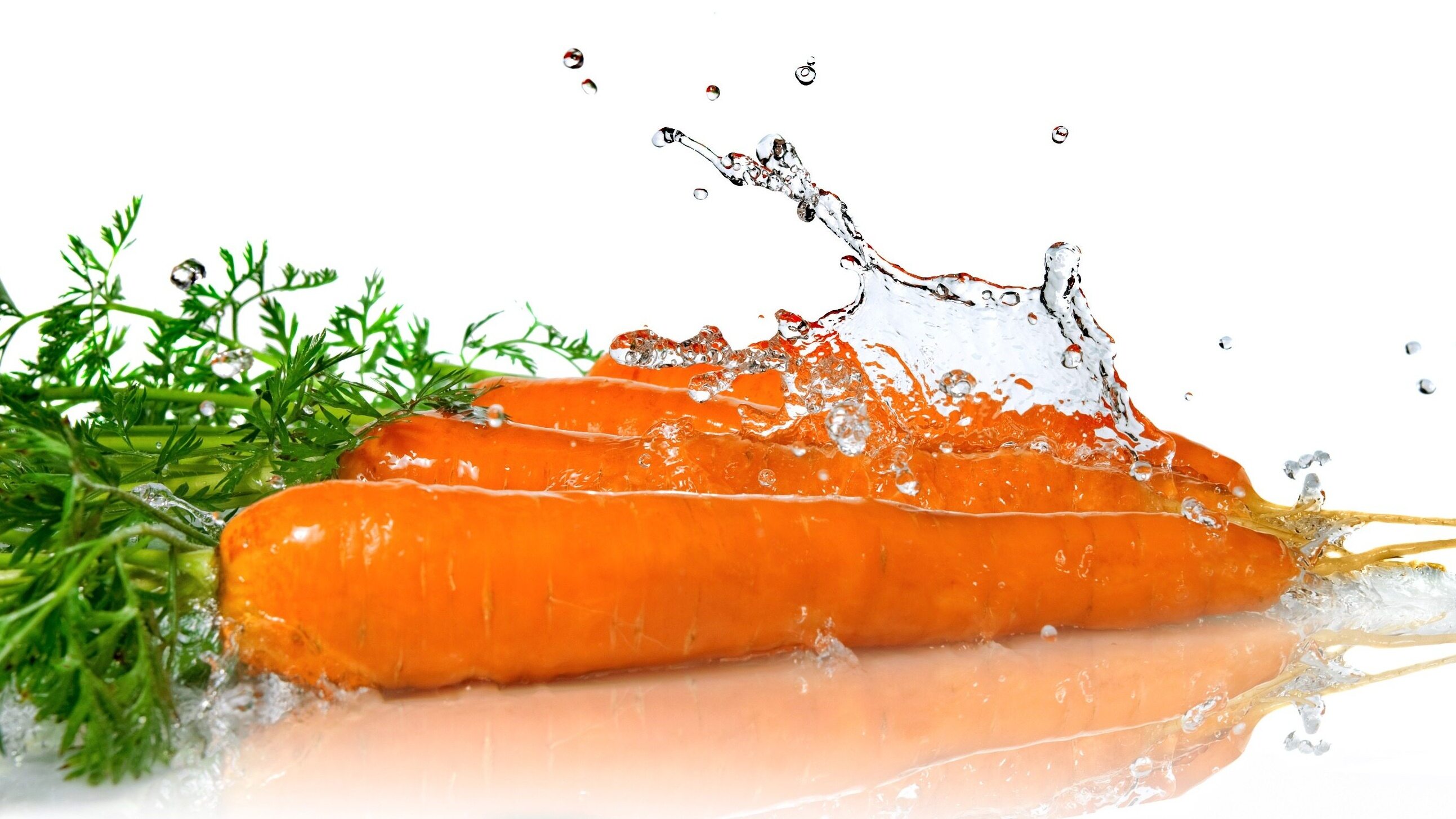 В пресной воде морковь что произойдет. Морковь с соком белый фон. Морковь всплеск сока.. Морковь резаная на белом фоне. Морковь в воде.