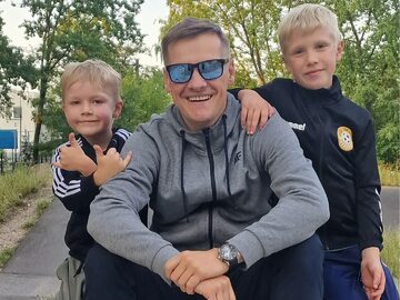 Marcin Mroczek z synami