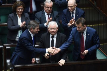 Marek Kuchciński, Jarosław Kaczyński i Mariusz Błaszczak po wygraniu głosowania w Sejmie