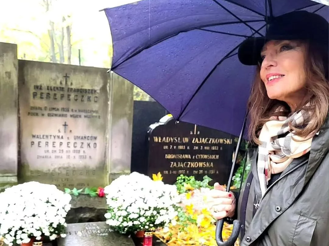 Agnieszka Fitkau-Perepeczko na grobie Marka Perepeczko