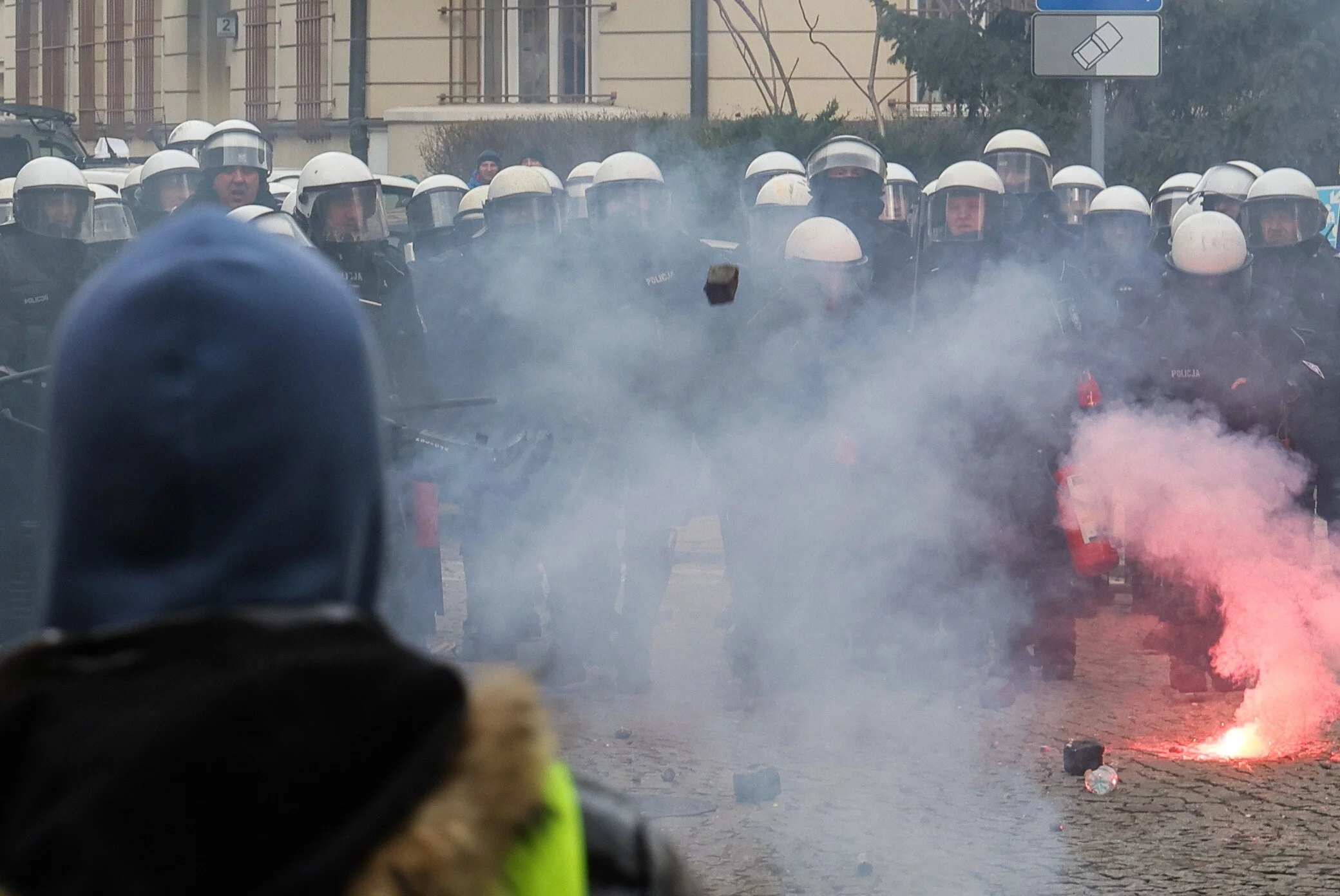 Rolnicy odpalili race i świece dymne podczas protestu