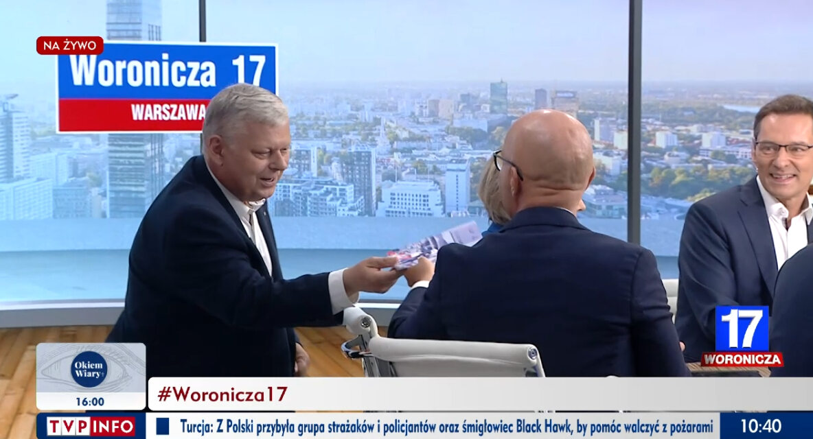 Marek Suski podarował Robertowi Kropiwnickiemu prezent. „Żeby się Donald Tusk nie zaorał" - Vimarsana News