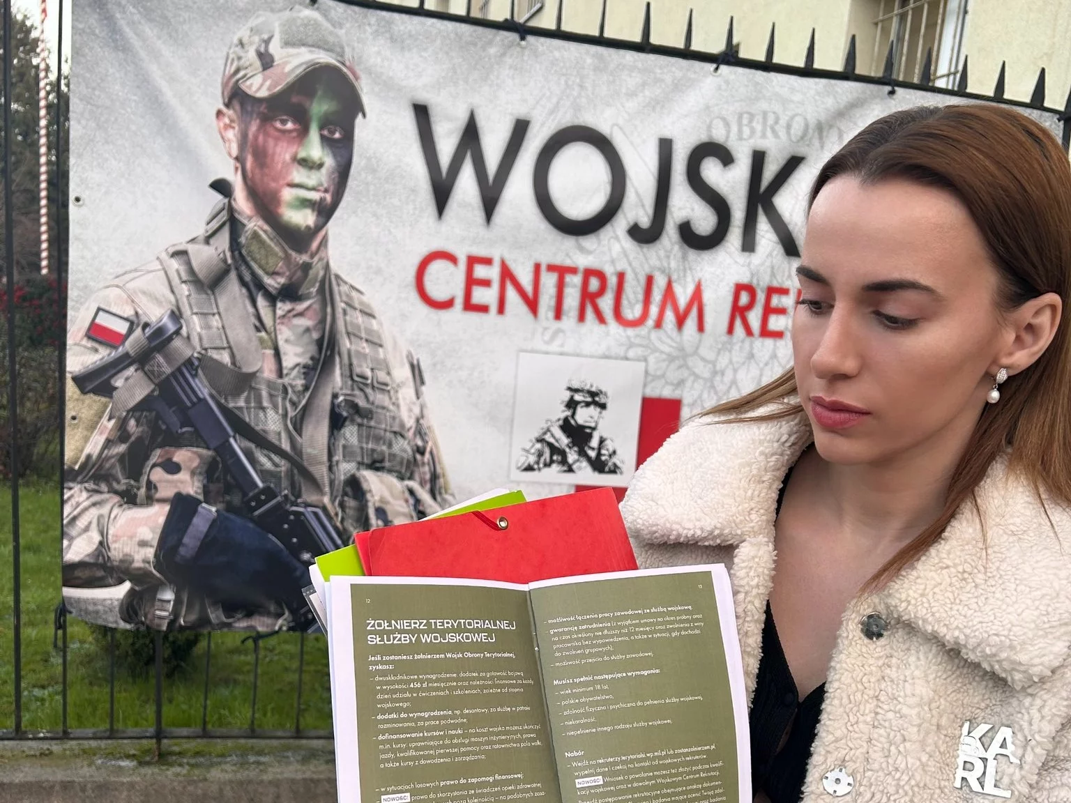 Marianna Schreiber przed Wojskowym Centrum Rekrutacji