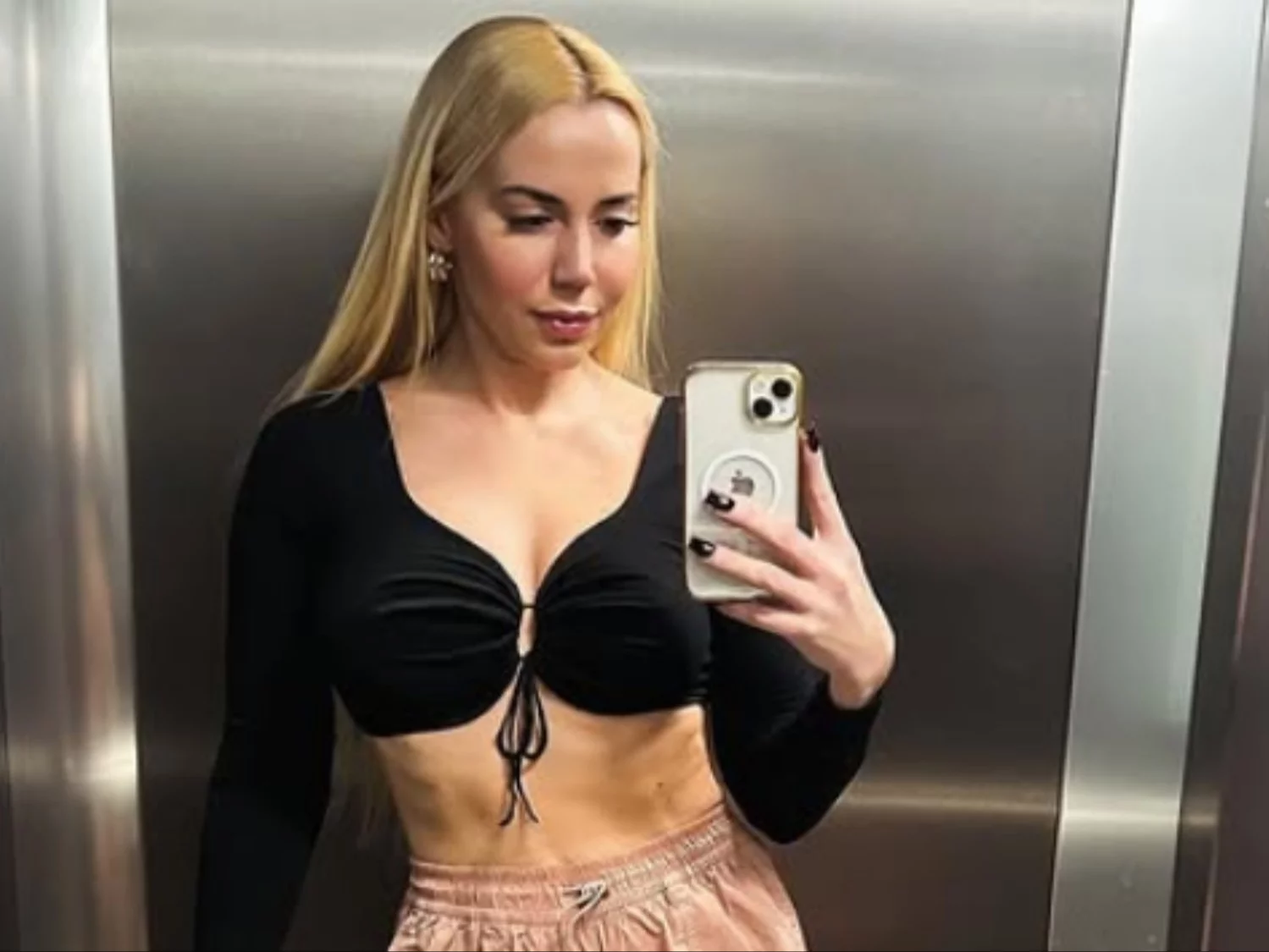 Schreiber przykuła się do drzwi siedziby KO. Do akcji wkroczyła policja