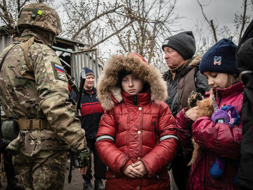 Mariupol, 14 kwietnia, cywile po opuszczeniu schronu