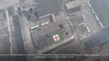 Mariupol. Zniszczony budynek ze znakiem Czerwonego Krzyża