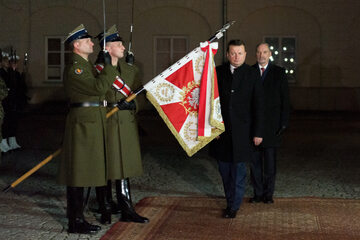 Mariusz Błaszczak i Antoni Macierewicz podczas ceremonii przekazania resortu obrony