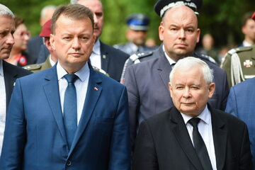 Mariusz Błaszczak i Jarosław Kaczyński. Z tyłu Jan Dziedziczak