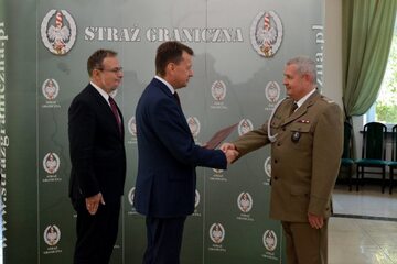 Mariusz Błaszczak wręcza akt nominacji na stopień pułkownika komendantowi SG