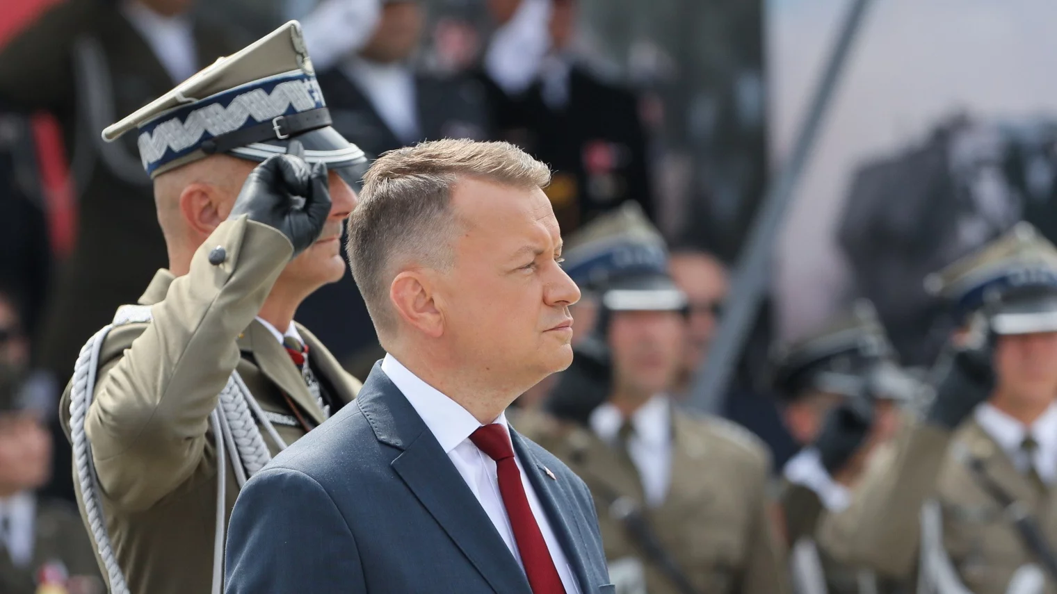 Wicepremier i minister obrony narodowej Mariusz Błaszczak przed uroczystą odprawą wart przed Grobem Nieznanego Żołnierza w Warszawie